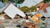Seorang warga memeriksa kerusakan akibat gempa dan tsunami di Palu, Sulawesi Tengah, Indonesia, Sabtu, 29 September 2018. (Foto: dok).