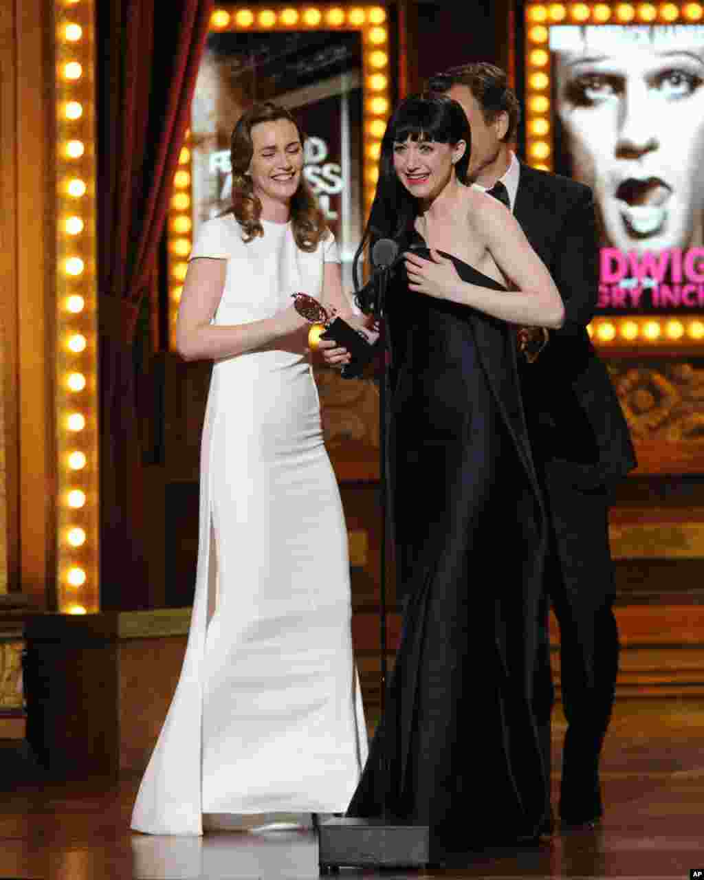 Lena Hall menerima penghargaan sebagai artis terbaik "Tony Awards" ke-68 untuk kategori musik dalam pertunjukan "Hedwig and the Angry Inch" dari Leighton Meester dan Tony Goldwyn di Radio City Music Hall, New York (8/6).