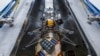 Foto yang dirilis oleh NASA ini menunjukkan wahana pendarat bulan terbaru buatan perusahaan Intuitive Machines yang terpasang pada roket Falcon milik SpaceX. (Foto: NASA via AP)