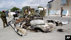 Wani sojan Somaliya, kusa da gawar wani dan kungiyar Al Shabab