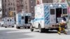 Beberapa ambulans tampak di luar Rumah Sakit Elmhurst di Queens, New York (4/4). New York adalah wilayah terparah Covid-19 di Amerika. 