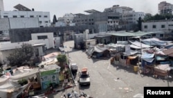 Sejumlah tenda buatan berdiri di halaman Rumah Sakit Al Shifa di Jalur Gaza, pada 12 November 2023, di tengah operasi penyerbuan yang dilakukan Israel terhadap rumah sakit tersebut. (Foto: Ahmed El Mokhallalati/via Reuters)
