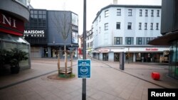 Area perbelanjaan utama di pusat kota Essen, Jerman, terlihat sepi akibat pembatasan di tengah pandemi COVID-19, 11 Maret 2021. (REUTERS / Wolfgang Rattay)

