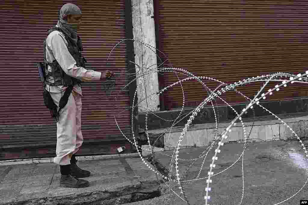 اس دوران وادی میں مواصلاتی ذرائع بھی بند تھے۔ کشمیر کے سیاسی رہنماؤں کے علاوہ علیحدگی کے حامی ہزاروں افراد کو گرفتار کیا گیا تھا جن میں سے سیکڑوں اب بھی حراست میں ہیں۔