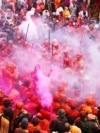 Umat merayakan Holi, festival penuh warna, di dalam Kuil Krishna di Nandgaon, Uttar Pradesh, India, pada 2013.