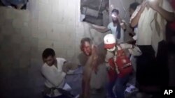 Na fotografiji Medijske kancelarije Ansar Alah Ansar Allah spasioci izvode ranjene posle saudijskog vazdušnog udara na lokaciju u luci Hodeida u Jemenu, 21. januara 2022. 