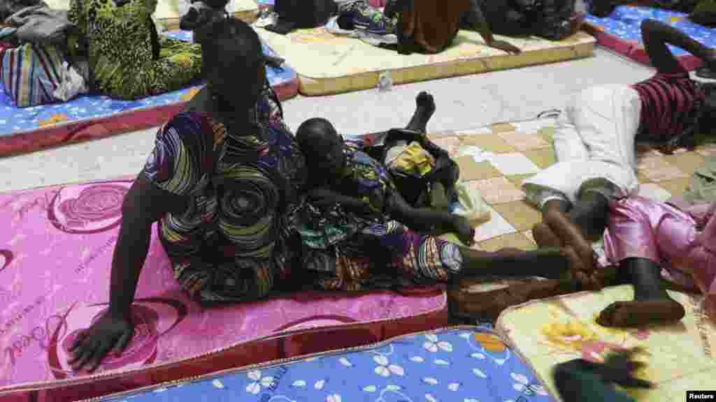 'Yan Najeriya da aka kwaso daga Afirka Ta Tsakiya suna shirin su yi balaguro zuwa garuruwansu dake jihohi daban daban daka filin saukar jiragen sama na kasa da kasa na Nnamdi Azikiwe dake Abuja ranar 6 ga watan Janairu na shekarar 2014.