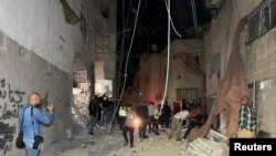 Sejumlah orang memeriksa kerusakan setelah serangan udara Israel menghantam sebuah tempat di bawah masjid di Jenin, Tepi Barat, yang menurut Israel digunakan sebagai markas militan untuk mengatur serangan teror, Minggu, 22 Oktober 2023. (Foto: Mohammad Ateeq/Reuters)