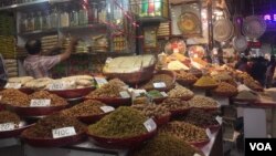 A shop in New Delhi sells almonds and walnuts, which are among the 29 U.S. products on which India has announced retaliatory tariffs starting August 4. India is the largest market for U.S. almonds. (A. Pasricha/VOA)