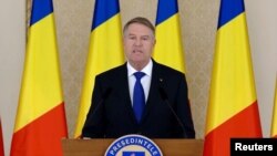 Романскиот претседател Клаус Јоханис се обраќа, објавувајќи ја својата оставка, во Букурешт, Романија, 10 февруари 2025 година, на овој скриншот од видео објавено од романското претседателство. (Романското претседателство преку Ројтерс)
