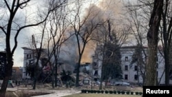 Teatri i Mariupolit pas sulmit nga avionët rusë. 