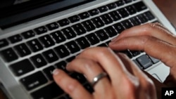 Foto ilustrasi yang menunjukkan seseorang tengah mengetik pada keyboard sebuah laptop. Pemerintah AS mengumumkan bahwa peretas yang canggih kini dapat menyusup sistem yang dapat mengendalikan pembangkit listrik. (Foto: AP/Elise Amendola)