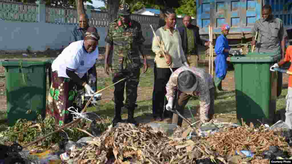 Shugaban Kasar Tanzania John Magufuli ya jagoranci wani aikin tsabtacen kasar a bikin tunawa da ranar samun 'yancin kai karo na 54 T