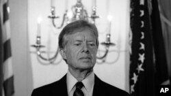 جیمی کارتر پس از حمله شوروی سابق به افغانستان پای یک فرمان محرمانه امضا کرد که در آن آمده است "هدف نهایی ما، خروج سربازان شوروی از افغانستان است."