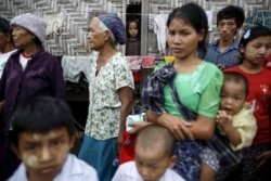 ကချင်ပြည်နယ် မြစ်ကြီးနားမြို့ IDP ကမ့်ပ်အတွင်းမှ ကချင်စစ်ဘေးရှောင် ဒုက္ခသည်အချို့။ (ဇူလိုင် ၃၀၊ ၂၀၁၅)