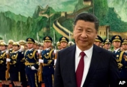 Presiden China Xi Jinping dalam sebuah upacara penyambutan tamu kehormatan di Aula Besar Rakyat China di Beijing, 9 Januari 2018. (Foto: dok)