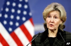 Arhiva - Ambasador SAD u NATO, Kej Baili Hačison razgovara sa novinarima pred sastanaka ministara odbrane NATO zemalja u sedištu Alijanse u Briselu, Belgija, 13. febraura 2018.