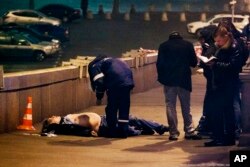 Ruski policajci pored tela ubijenog Boris Njemtsova