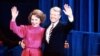 Presiden AS Jimmy Carter dan Ibu Negara Rosalynn Carter melambai ke arah kerumunan selama Konvensi Nasional Partai Demokrat di Madison Square Garden di New-York pada 13 Agustus 1980 (foto: dok). 