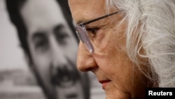 Debra Tice, ibu dari jurnalis Austin Tice yang hilang ketika meliput di Suriah pada 2012, berbicara dalam konferensi pers di Washington, pada 2 Mei 2023. (Foto: Reuters/Evelyn Hockstein)