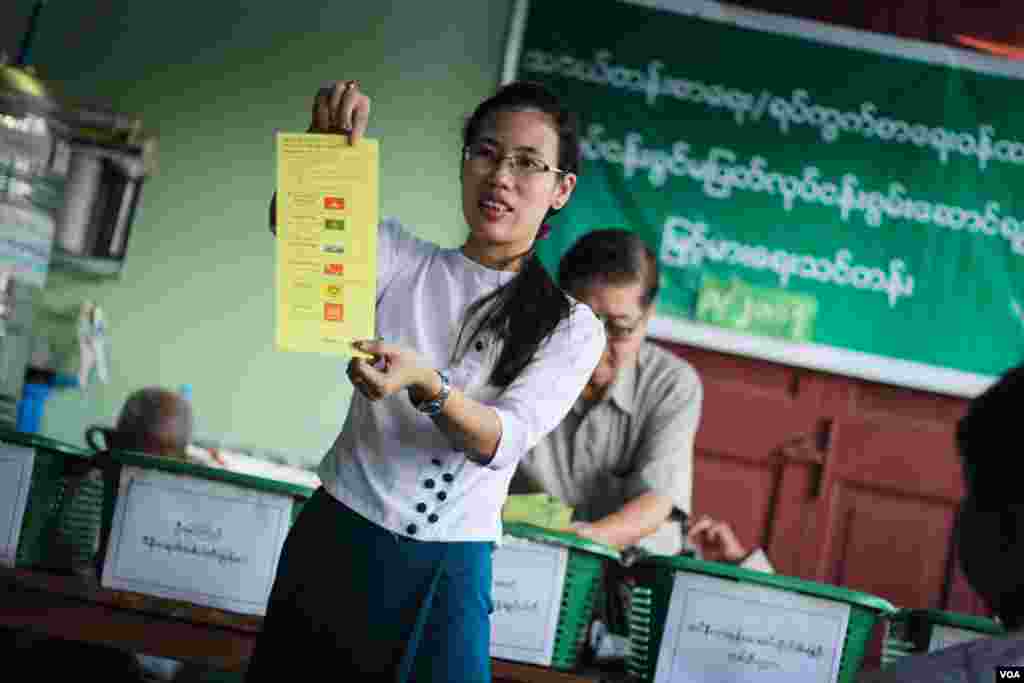  ကြားဖြတ်ရွေးကောက်ပွဲတွေရဲ့ မဲရလဒ်တွေကို စတင်ရေတွက်နေတဲ့သတင်းဓာတ်ပုံများ