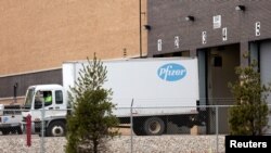 Pfizer ကုမ္ပဏီက ထုတ်လုပ်တဲ့ COVID-19 ကာကွယ်ဆေး တင်ဆောင်ဖြန့်ဖြူးပေးမယ့် ထရပ်ကားတစီး။ (ဒီဇင်ဘာ ၁၁၊ ၂၀၂၀)