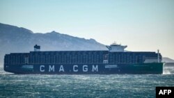 FILE - "CMA CGM Palais Royal", kapal kontainer terbesar di dunia dengan tenaga gas alam, berlayar di teluk Marseille, Prancis selatan, 14 Desember 2023. (Christophe SIMON / AFP)