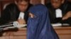 Putri Munawaroh, tersangka militan, duduk di kursi terdakwa dalam persidangan di Pengadilan Negeri di Jakarta, Rabu, 7 April 2010. (Foto: AP)