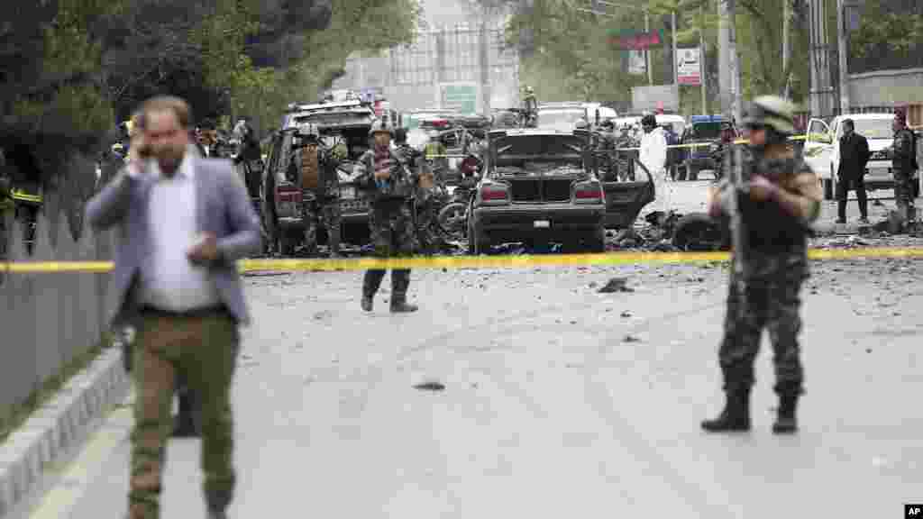 Jami'an tsaro sun kewaye filin bayan harin 'yan ta'adda a Kabul babban birnin, ranar Laraba 3 ga watan Mayu shekarar 2017. 