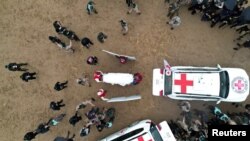 Боевики ХАМАС передают тела погибших заложников Одеда Лифшица, Шири Бибас и двух ее детей Кфира и Ариэля, в Хан-Юнисе на юге сектора Газа, 20 февраля 2025 года