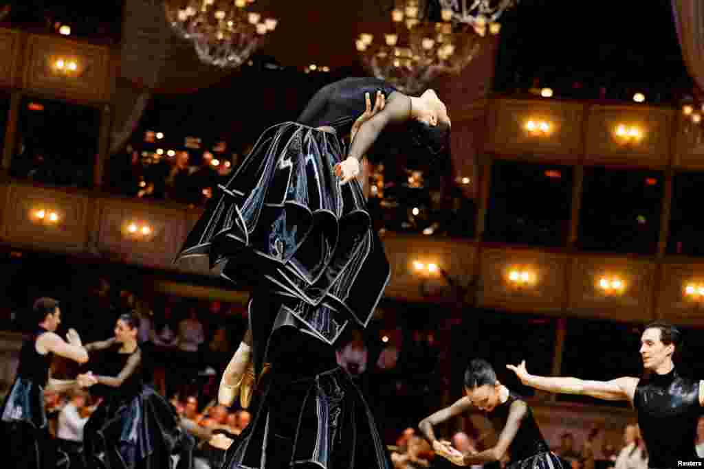 Para penari tampil selama gladi bersih untuk Opera Ball tradisional di Wina, Austria. 