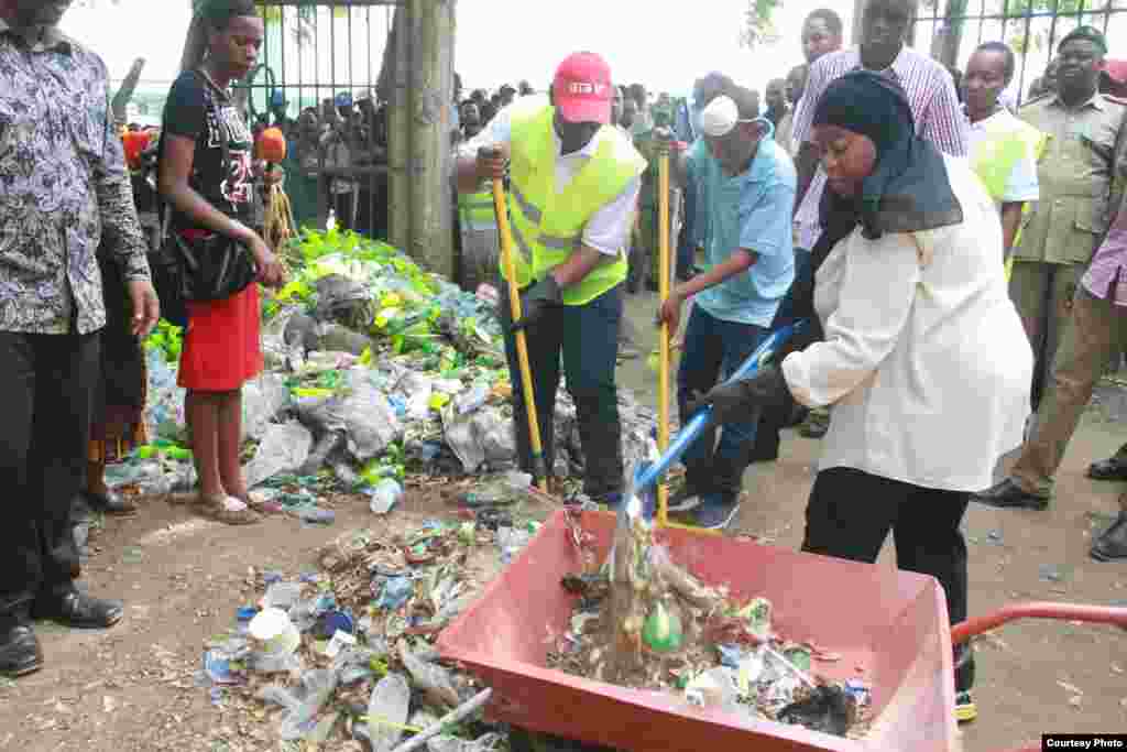 Shugaban Kasar Tanzania John Magufuli ya jagoranci wani aikin tsabtacen kasar a bikin tunawa da ranar samun 'yancin kai karo na 54.