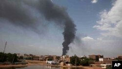 Asap mengepul di atas Kota Khartoum, Sudan, di tengah pertempuran antara tentara Sudan dan pasukan paramiliter RSF pada 8 Juni 2023. (Foto: AP)