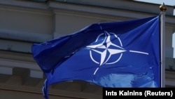 Ilustrasi - Para menteri luar negeri NATO hari Rabu (30/11) akan berupaya menenangkan negara-negara rapuh di sekitar Rusia yang dikhawatirkan dapat goyah karena berlarutnya konflik di Ukraina. (Foto: REUTERS/Ints Kalnins)