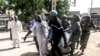 Pasukan keamanan Kamerun mengangkut para korban tewas dalam serangan bunuh diri di Maroua, Rabu (22/7).