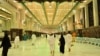 Muslim melakukan ibadah Sa'i bagian dari Umrah di Masjidil Haram, Mekkah, Saudi Arabia, Minggu (4/10). (Saudi Press Agency/Handout via Reuters) 