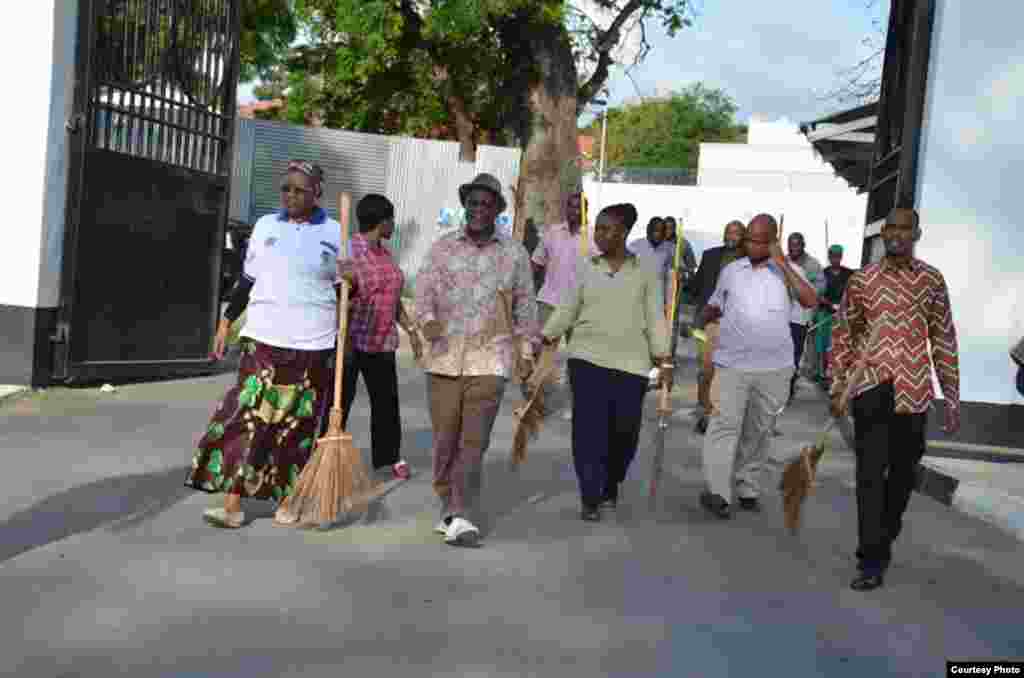 Shugaban Kasar Tanzania John Magufuli ya jagoranci wani aikin tsabtacen kasar a bikin tunawa da ranar samun 'yancin kai karo na 54.