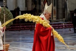 Paus Fransiskus memimpin Misa Minggu Palma di tengah pembatasan untuk meredam pandemi COVID-19 di Basilika Santo Petrus, Vatikan, Sabtu, 28 Maret 2021. (Foto: Giuseppe Lami/Pool via Reuters)