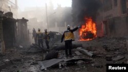Beyaz Baretliler, Suriye'nin İdlib kentindeki saldırının ardından görülüyor