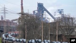 Kumpulan baja siap diangkut dengan kereta di pabrik baja Thyssenkrupp di Duisburg, Jerman, pada 4 Februari 2025. (Foto: AP/Martin Meissner)