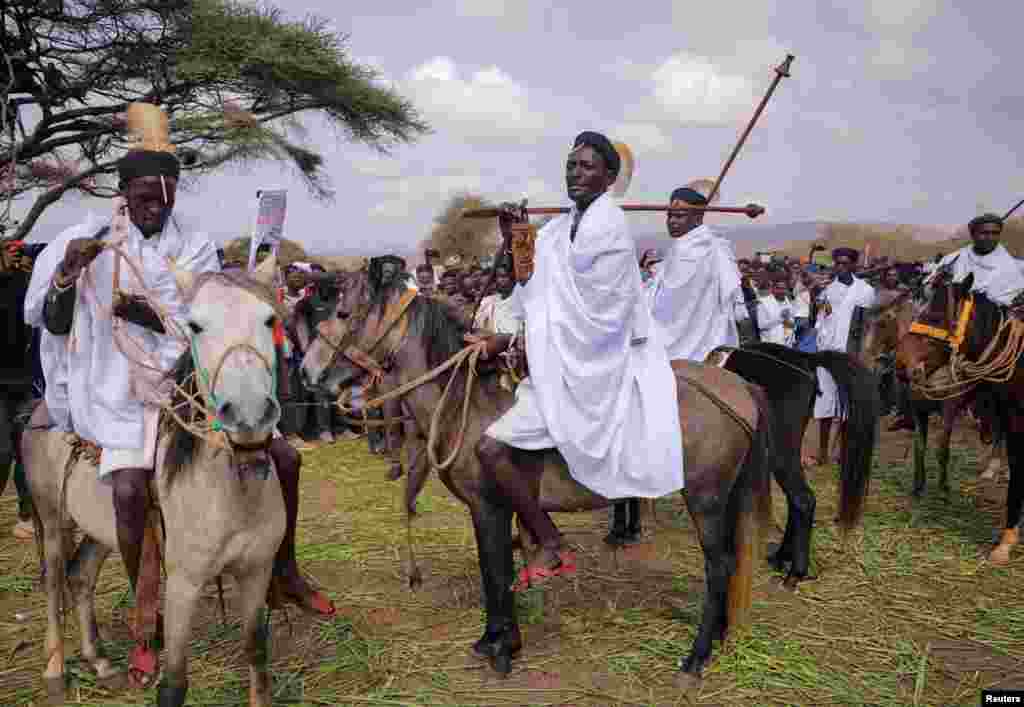Kepala suku semi-nomaden Pastoralis Borana ke-72 yang baru diangkat, 'Aba Gada' Guyo Wariyo, 37 tahun, menunggang kuda saat upacara pelantikannya di Arero, Ethiopia. (Reuters) 