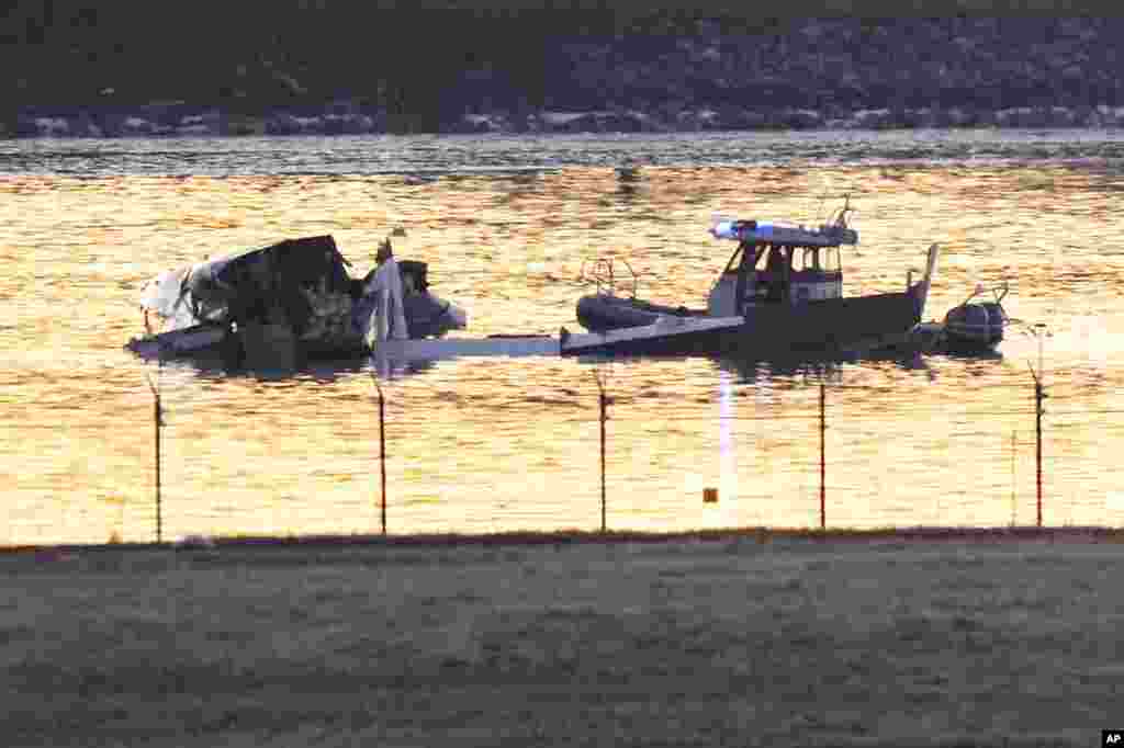Upaya pencarian dan penyelamatan korban di sekitar lokasi reruntuhan pesawat di Sungai Potomac dekat Bandara Nasional Ronald Reagan Washington, di Arlington, 30 Januari 2025.