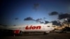 Pesawat Boeing 737-900 milik maskapai penerbangan Lion Air Indonesia di bandara Ngurah Rai, Denpasar, Bali. (Foto: dok).