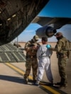 Prvi američki vojni avion koji je prevezao zatočene migrante u zatvor u Guantanamo Bayu, ukrcan je sa neodređene lokacije u SAD-u, 4. februara 2025.
