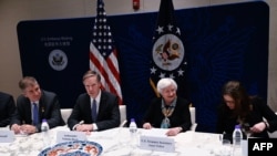 Duta Besar AS untuk China, Nicholas Burns (kedua dari kiri) dan Menteri Keuangan AS Janet Yellen (kedua dari kanan) menghadiri diskusi tentang iklim di Kedutaan Besar AS di Beijing, China, Sabtu, 8 Juli 2023. (Foto:Pedro Pardo / POOL / AFP)

