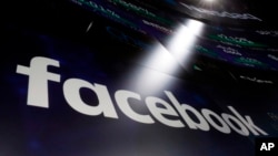 Logo Facebook tampak di layar Nasdaq Market Site di Times Square, New York, 29 Maret 2018.