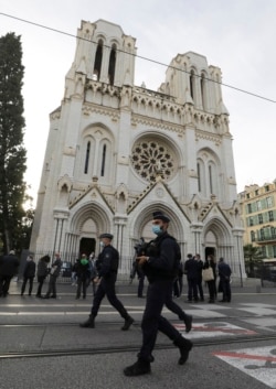 Polisi Perancis memeriksa kawasan di sekitar gereja Notre Dame di Nice, Perancis selatan, Kamis, 29 Oktober 2020.