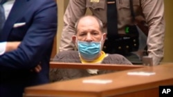 Harvey Weinstein, sutradara film dan terpidana kasus pemerkosaan, mengenakan masker saat persidangan di Los Angeles, Rabu, 21 Juli 2021.