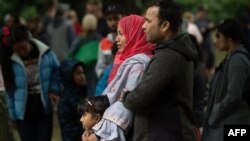 Muslimanska porodica stoji preko puta džamije u Krajstčerču.