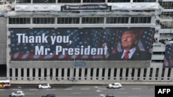 Билборд со портрет на американскиот претседател Доналд Трамп со слоган, на фасадата на хотелска зграда во Тел Авив, на 5 февруари 2025 година.